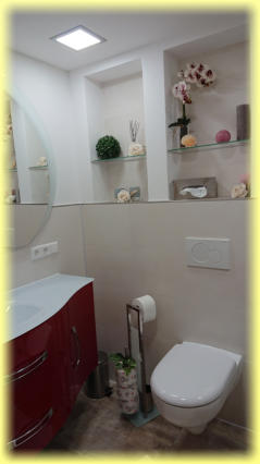 Bad mit Dusche und WC