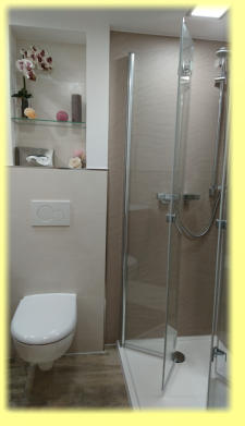 Dusche mit Drehfalttür